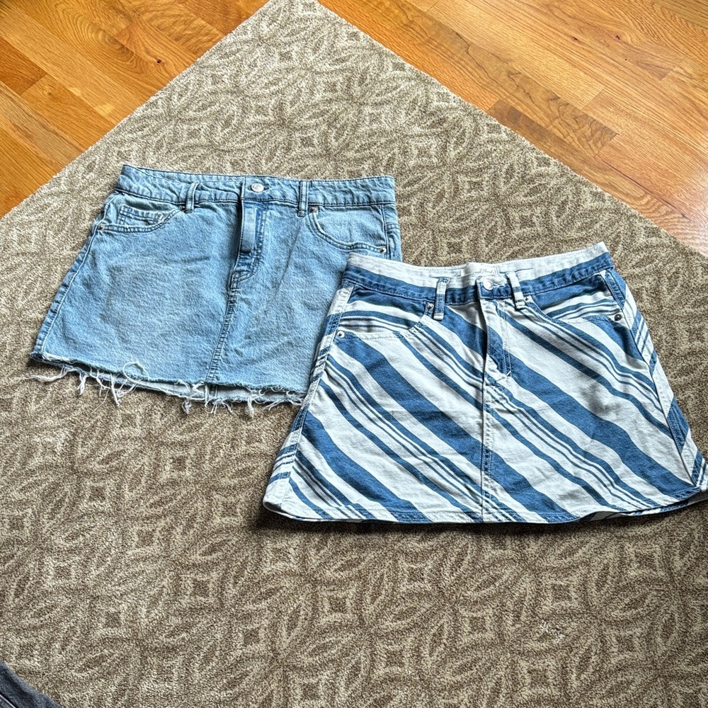 No Boundaries/Universal Threads Blue & White Striped Denim Mini Skirts